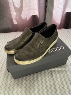 Women’s size 8 ecco metallic sneakers