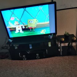 Tv Emerson 50g Is Good Tv With Remote And Table 