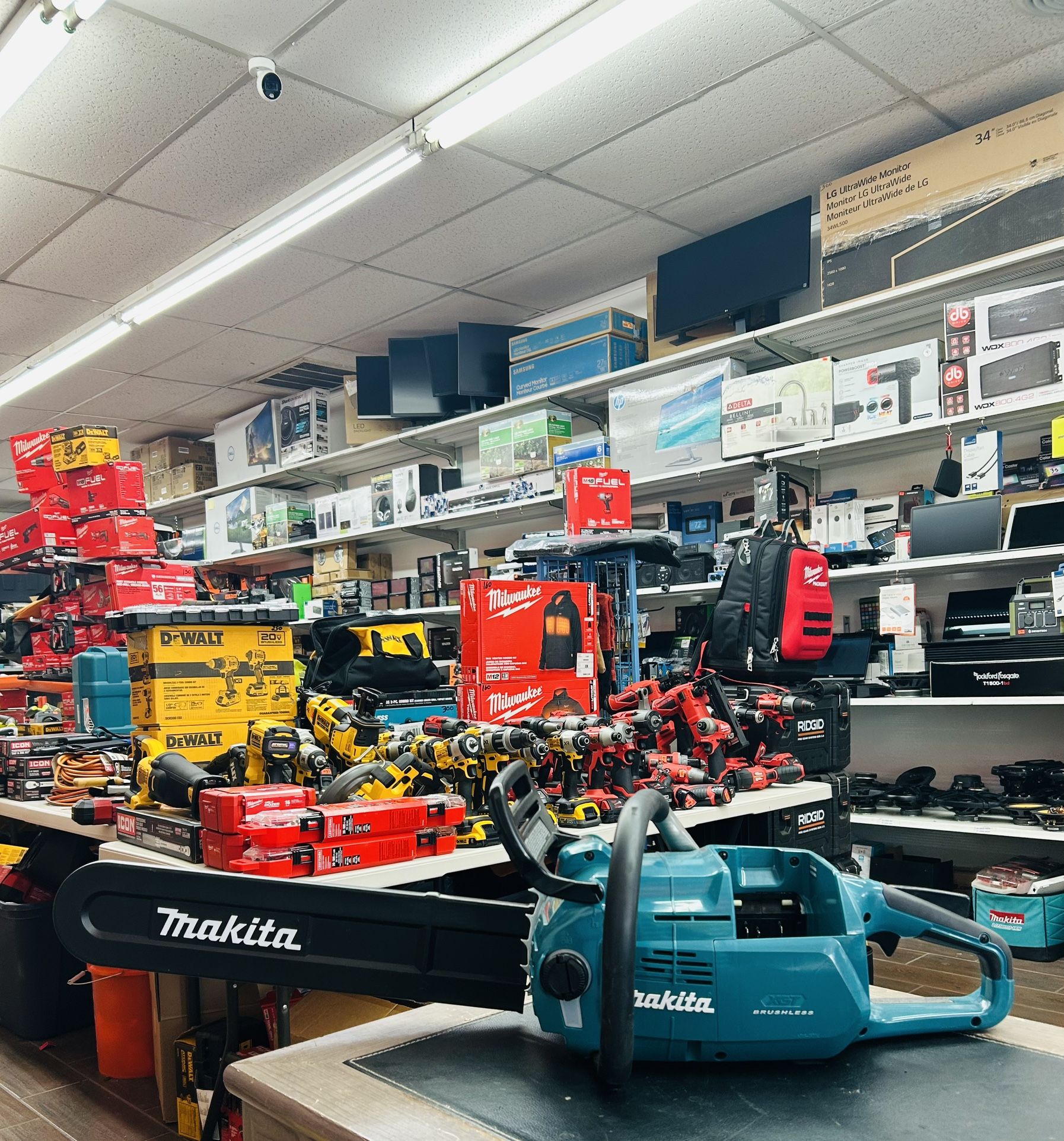 Makita XGT 18 in. 40V max Brushless Electric Battery Chainsaw (Tool Only