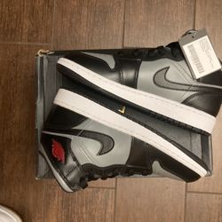 Youth 5.5 Air Jordan 1 Mid/ Shadow Colorway Brand New!