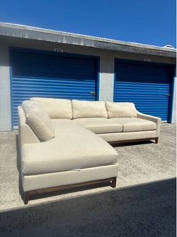 Living Spaces sectional couch 🛻 delivery available🛻