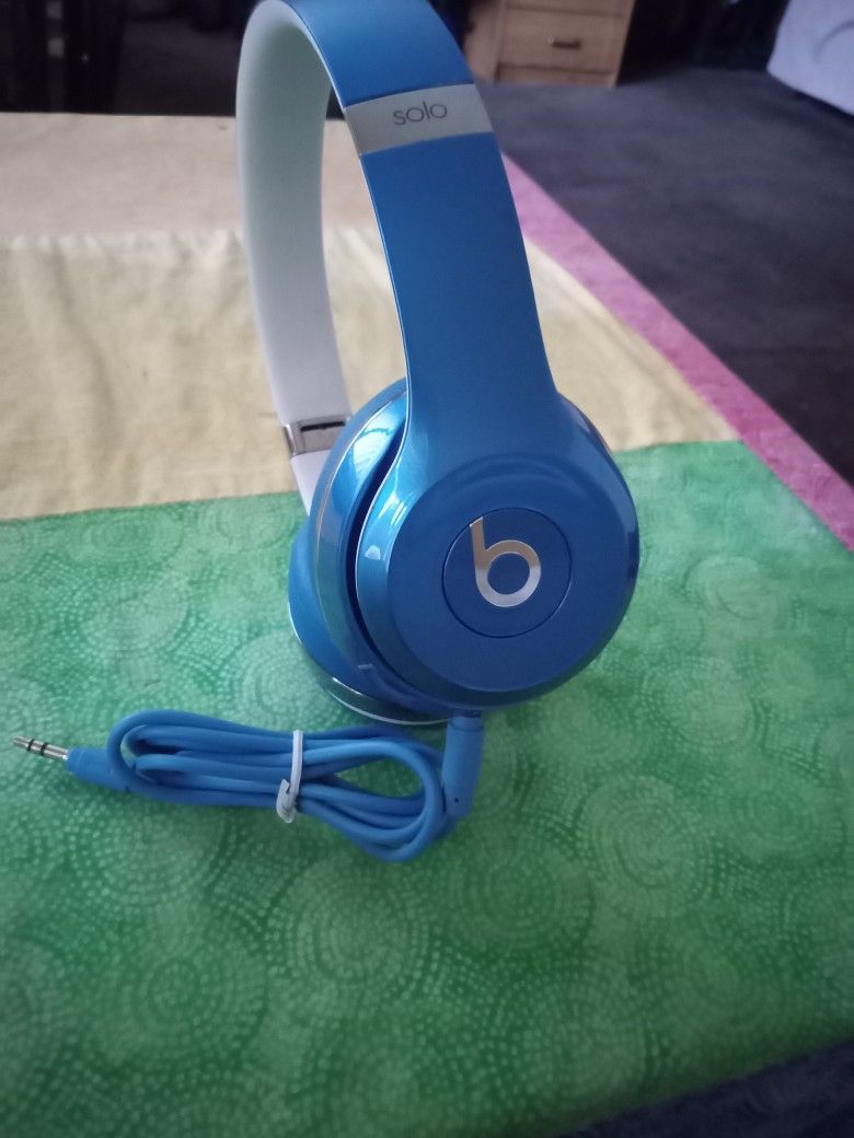 BEATS SOLO HEADPHONES STEREOS WIRED Not Wireless