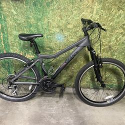 Giant Boulder 26” Wheels “Small Frame” 21 Speed Mountain Bike 