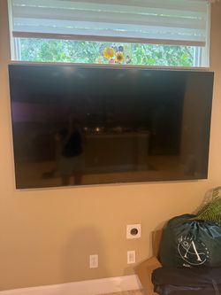 65” Samsung Smart TV + WALL MOUNT