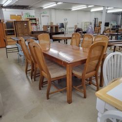 Table W/ Leaf  8 Chairs