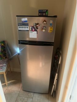 Avanti refrigerator freezer