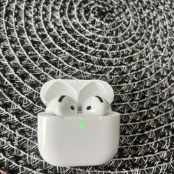 Apple 4 Airpods with noise cancellation 