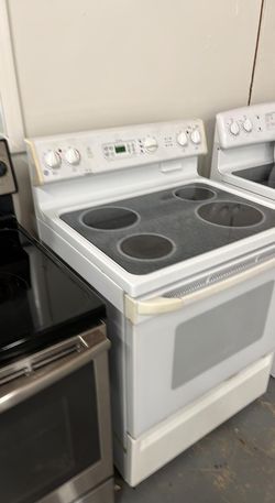 GE Electric Glass-Top Range — White, 4 burners, clean and ready
