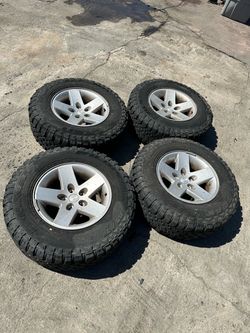 Jeep Wrangler Rubicon Wheels and Tires 245/75r16