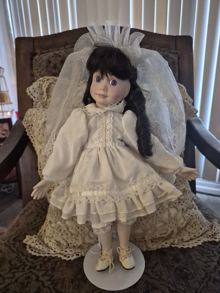 A BEAUTIFUL ANTIQUE BRIDE! SHE'S SUCH A DOLL! 🎀🎀🎀🎀🎀🎀