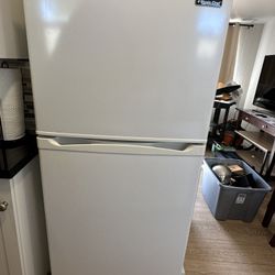 Magic chef Refrigerator 10.1 cu / 24in Wide 