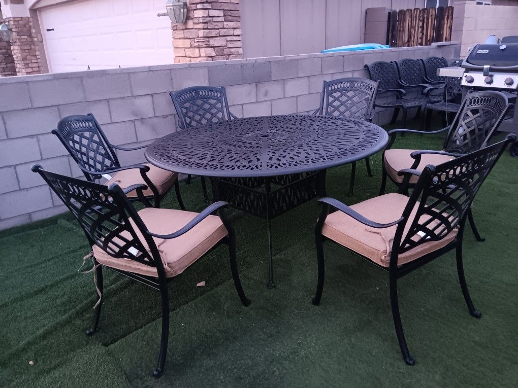 Nice Patio Furniture Like New