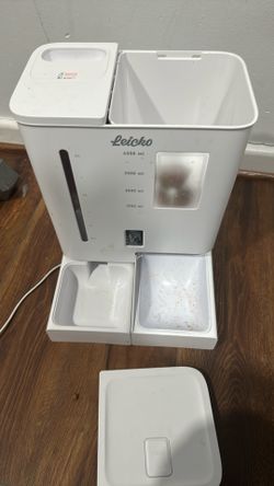 Leicko 4500 ml automatic pet feeder and water dispenser.