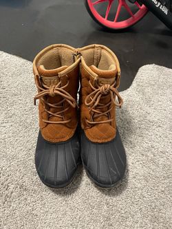 Women’s snow boots size 8