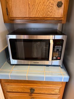 Toshiba 1.2 Cu. Ft. Countertop Microwave (Stainless Steel) - Super Clean!
