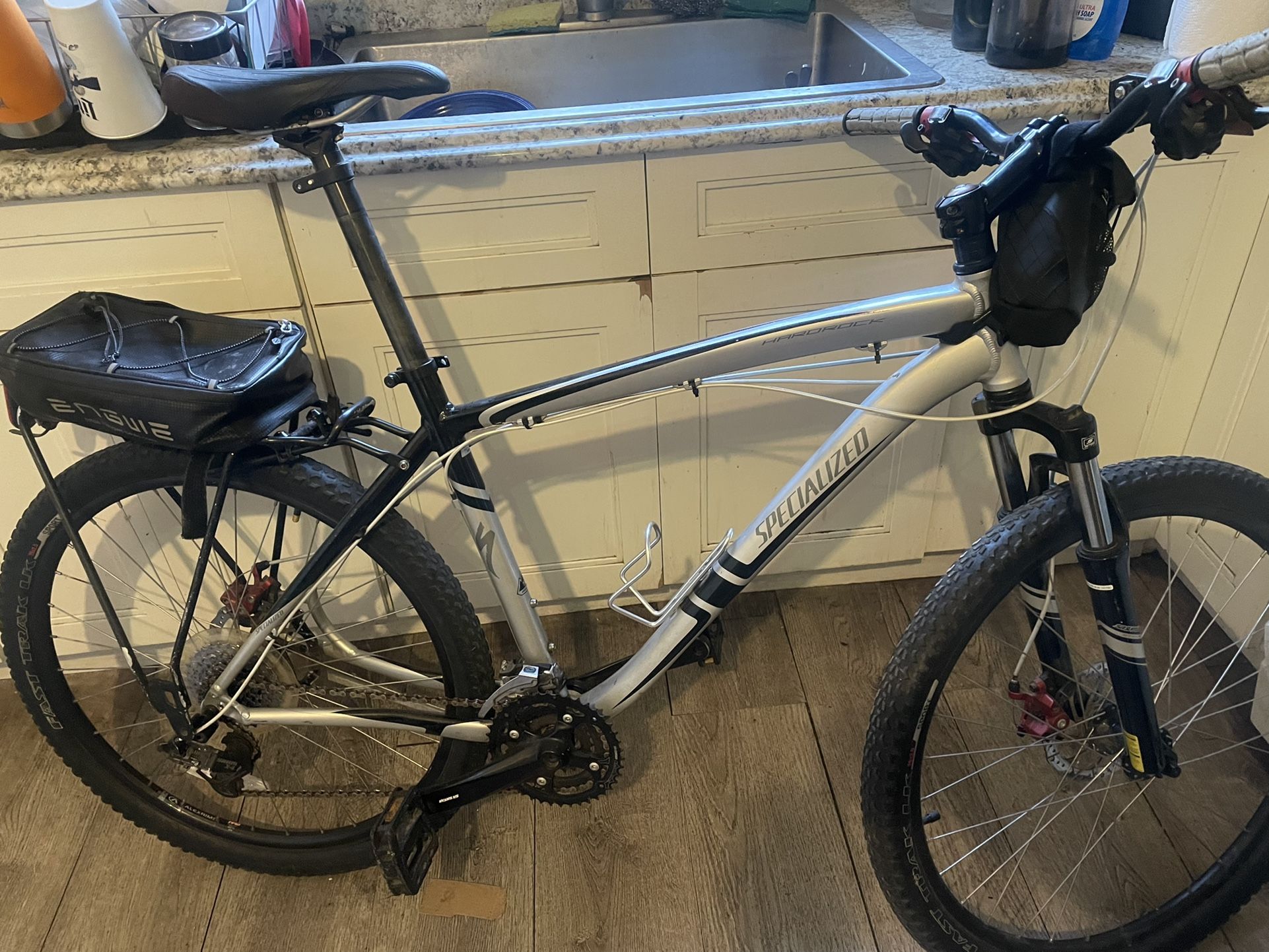 Specialized Mtn Bike L/XL 5’9-6’1 Light Disc Brakes New Modern Pro Level