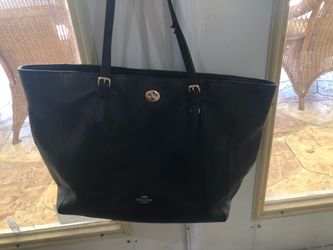 Coach tote zips up