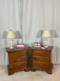 Pair of 3 Drawer Nightstands / Mesas de Noche