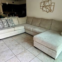 SOFA WITH RIGHT ARM CHAISE 