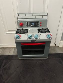 Little Tikes Play First Oven – where tiny hands create big memories. Preowned.  Recommend for Toddlers.  Good condition.  Smoke free home