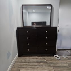 Dresser With Mirror