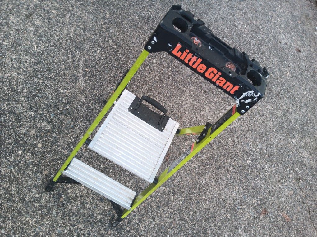 Little Giant Muli Light Platform Ladder 🪜 Excellent Condition. For Pick Up Fremont Seattle. No Low Ball Offers Please. No Trades 