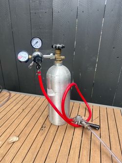 Co2 tank with regulator and tap