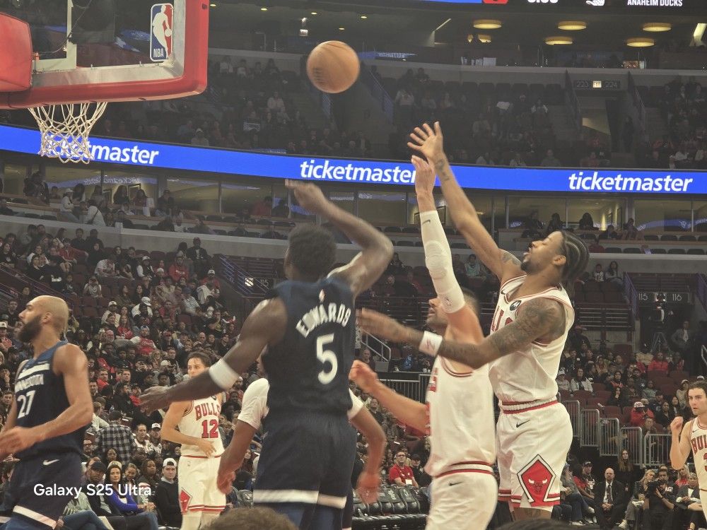 11/10  FLOOR SEATS - BULLS VS SPURS