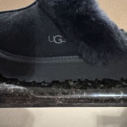 Black UGG 