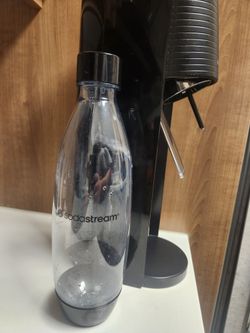 Sodastream with carbonation and bottle