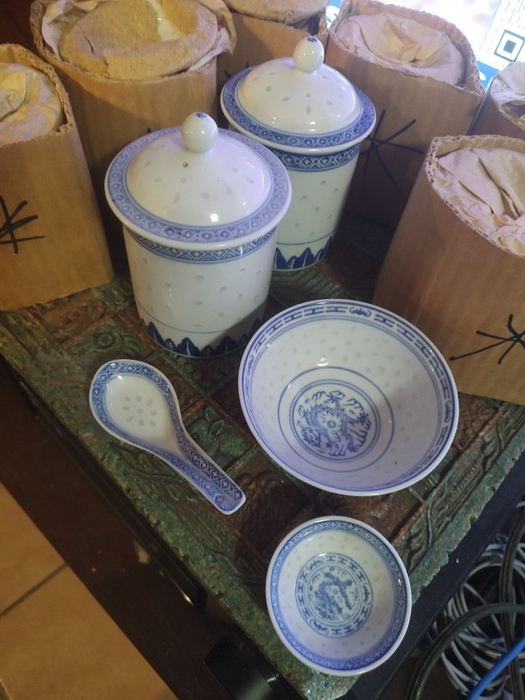 Eight Set Made In China Tea Cups With Lids