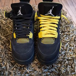 Jordan 4 Retro Thunder 