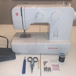Singer Sewing Machine (GREAT Condition 9/10 !!)