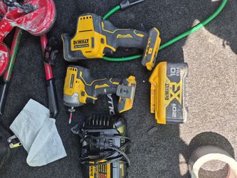 Dewalt Atomic series compact reciprocating saw / impact driver 1/4, XR 10 AH battery and charger
