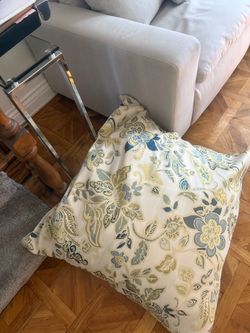 6 Large Elegant Pillows like new