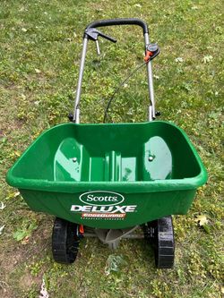 SCOTTS TURF BUILDERS BROADCAST SPREADER