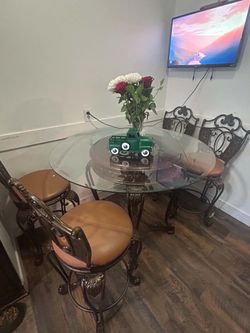 Table 4 chairs $150