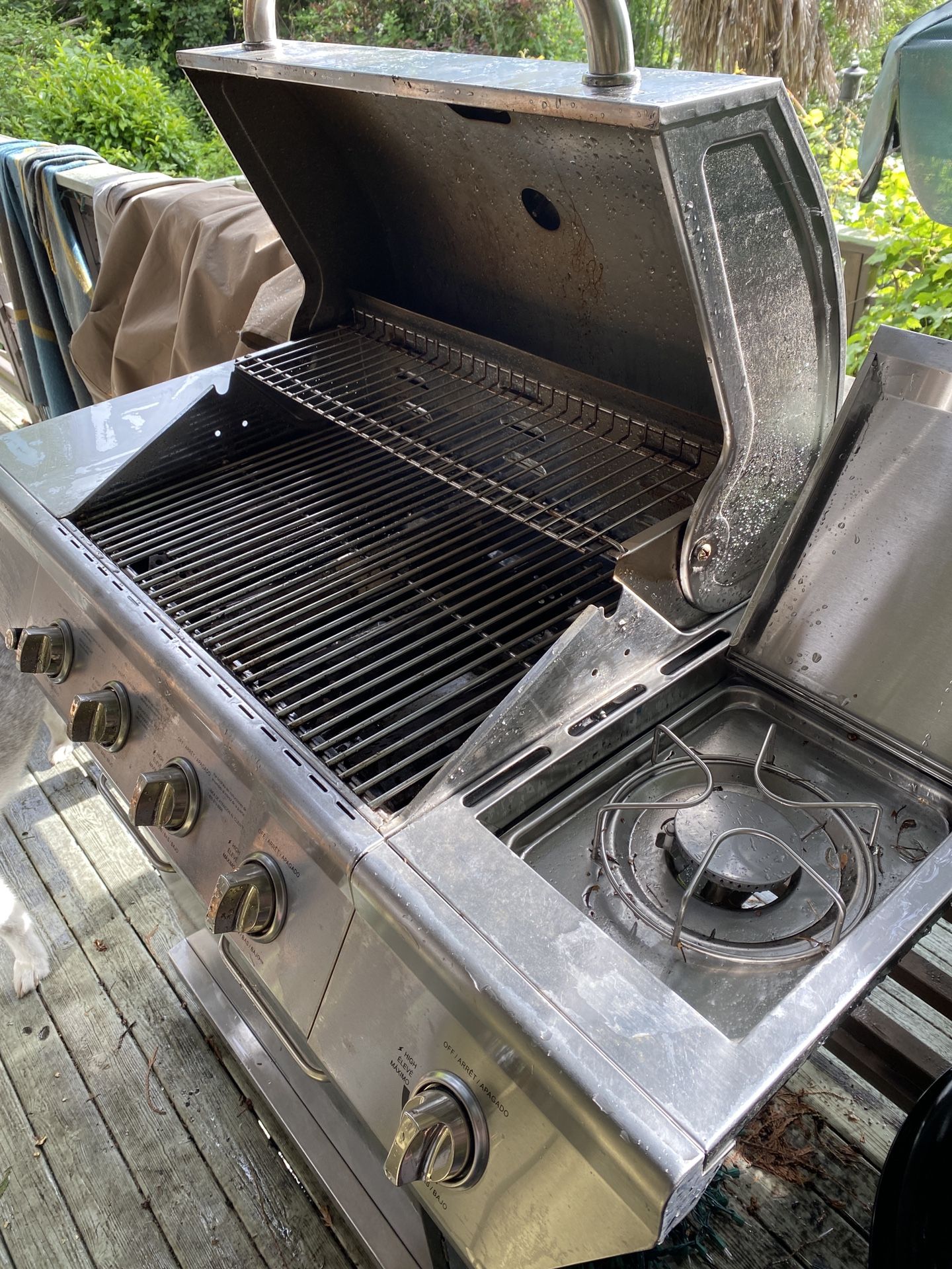 Nexgrill 5 burner gas grill + propane tank for Sale in Seattle, WA