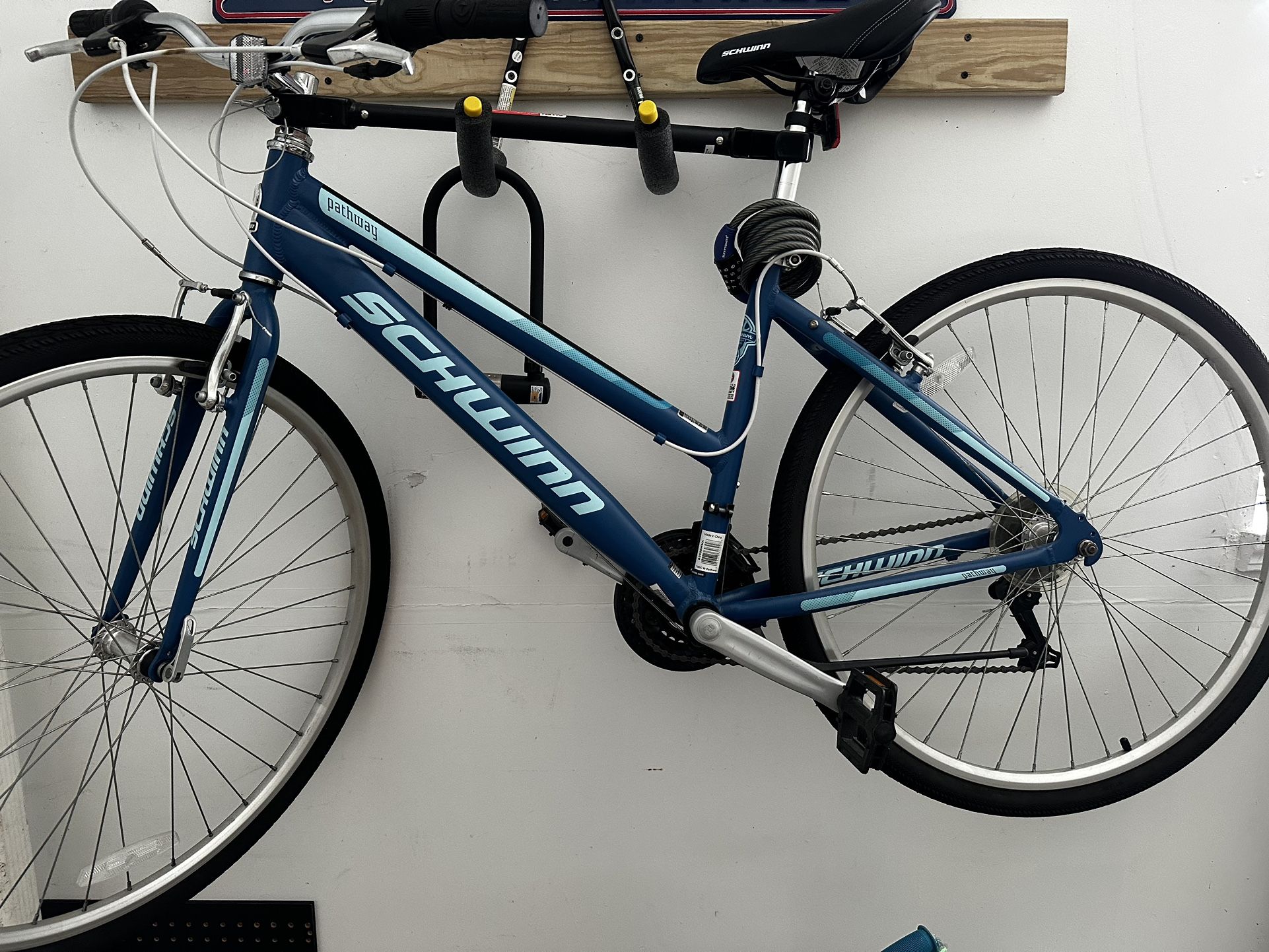 Schwinn Pathway Multi-Use Bike, 700c wheels, 18 speeds, womens frame, blue, 28 inch wheel size, hybrid