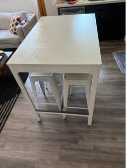 White High Top Dining Table + 4 Bar Stools – Great Condition