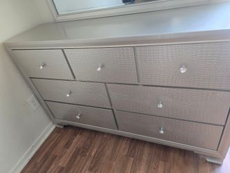 Crown Mark Lyssa Collection champagne 7-d' d' with crocodile-embossed panels and crystal knobs and Mirror