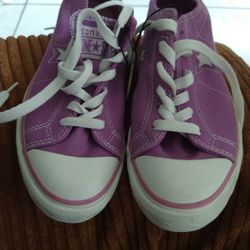 Brand New  Women'sAll Star Converse Tennis  Size#7/2