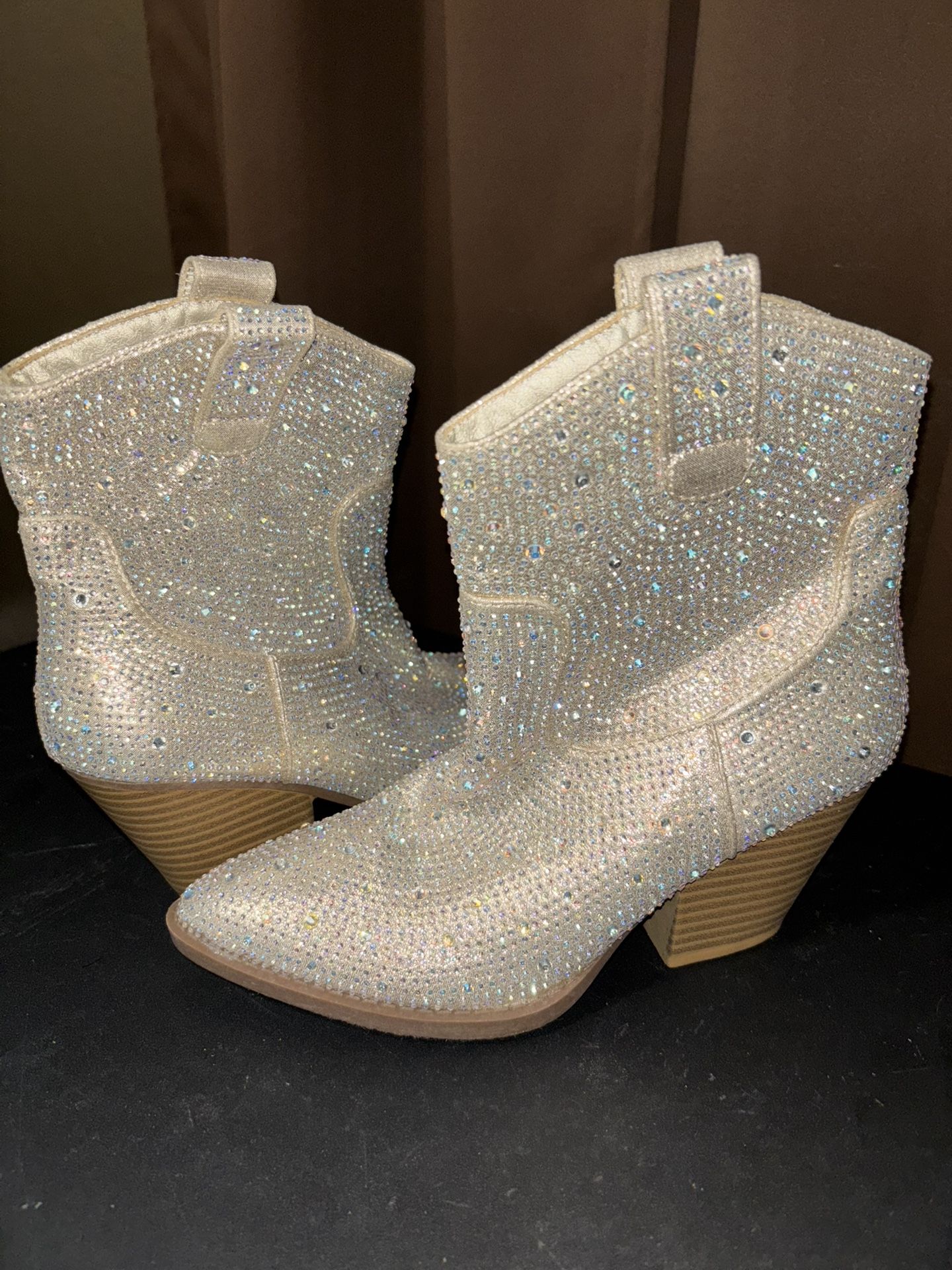 Shortcut sparkly Boots