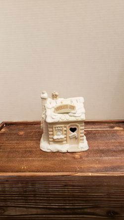 1996 Precious Moments Warming Hut