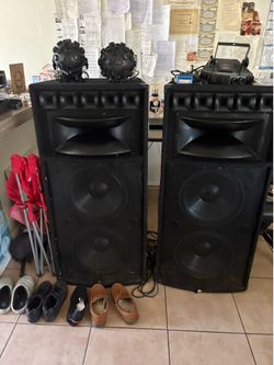 2 speakers cabs with 2:12inch speakers in each and horn