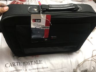 Laptop Clamshell case fits up to 17” laptops