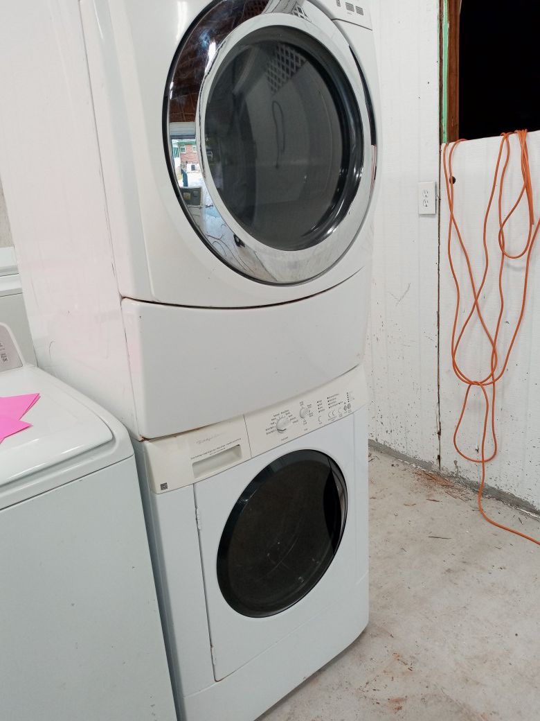 Pair frontload washer/dryer