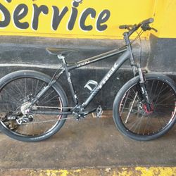 Trek Mountain Bike 26" 18' Size medium Like New 