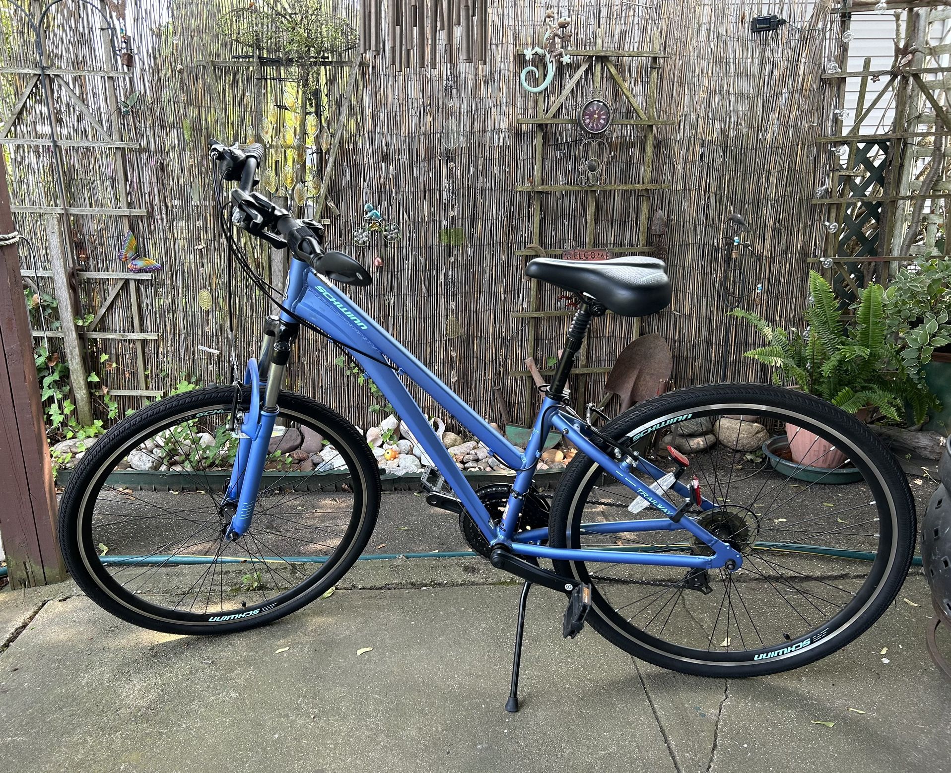 Schwinn Women's Trailway Hybrid Bike