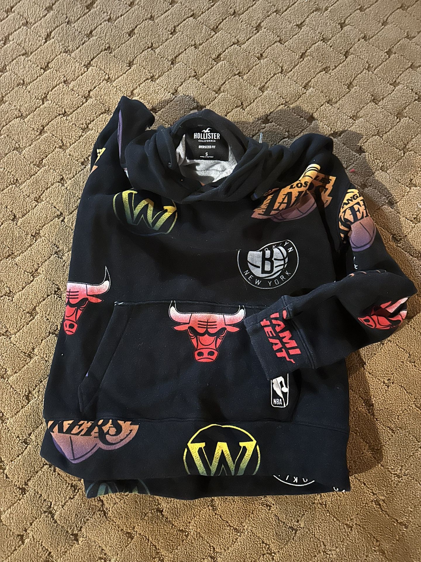 Hollister x NBA Team Logos Oversized Graphic Hoodie Mens Small Black Sweatshirt